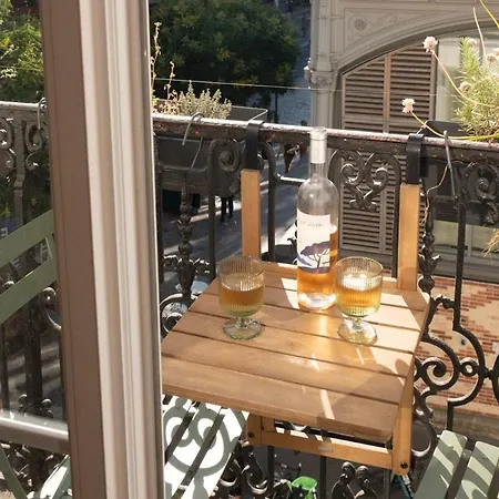 Charming & Bright With Rolling Balcony *