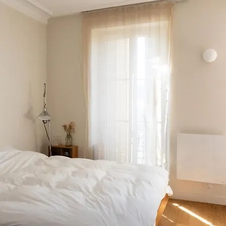 Charming & Bright With Rolling Balcony