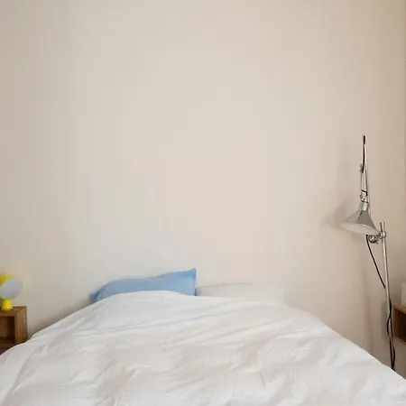 Charming & Bright With Rolling Balcony *