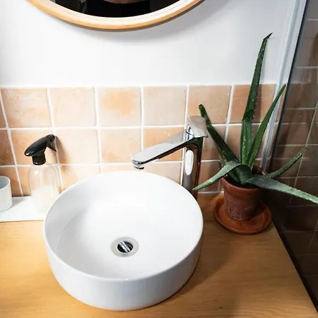 Charming & Bright With Rolling Balcony * Париж