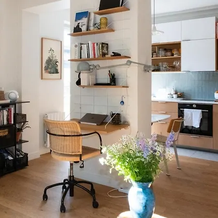 Charming & Bright With Rolling Balcony