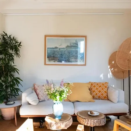 شقة Charming & Bright With Rolling Balcony