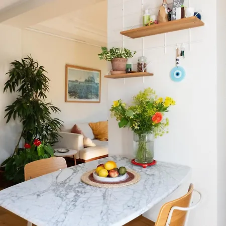 Charming & Bright With Rolling Balcony شقة *