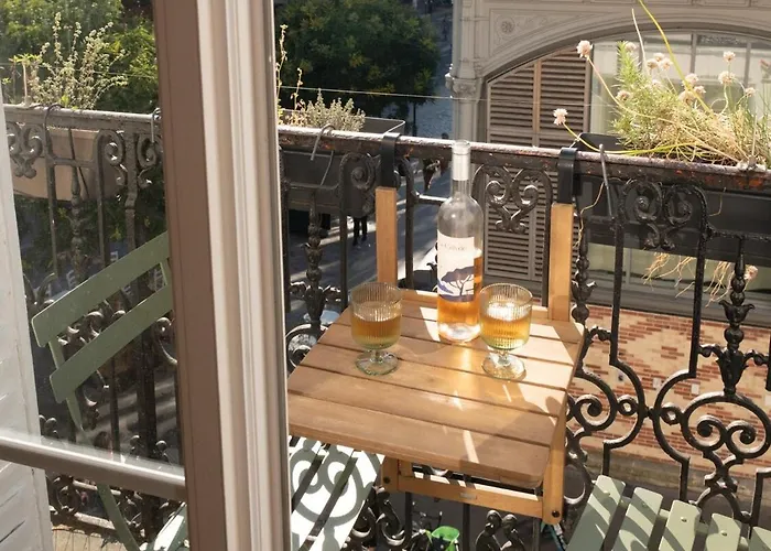 Charming & Bright With Rolling Balcony *