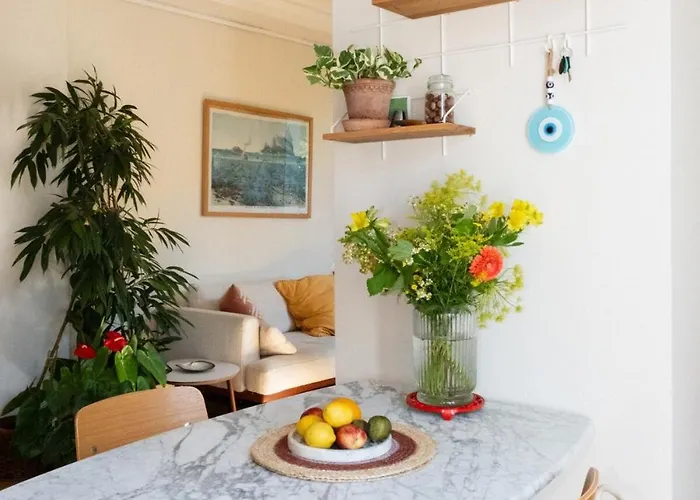 Charming & Bright With Rolling Balcony Apartman *