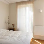 Charming & Bright With Rolling Balcony