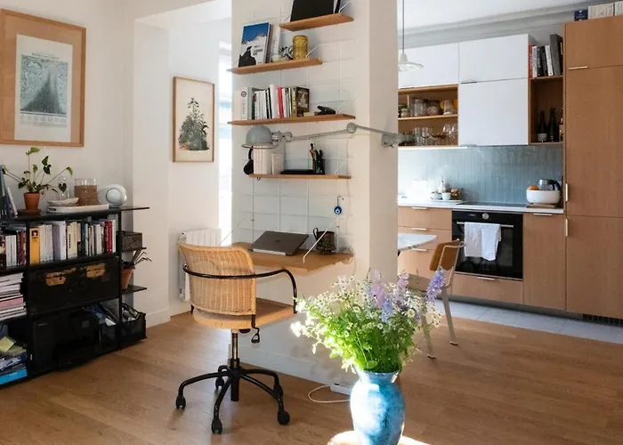 Charming & Bright With Rolling Balcony