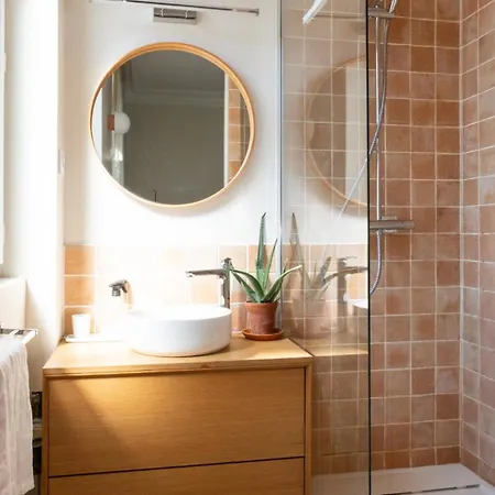 Charming & Bright With Rolling Balcony